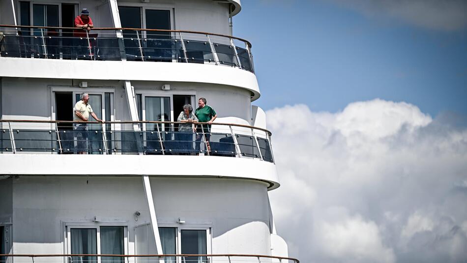 Kreuzfahrtschiff nach Krankheitsausbruch vor Bordeaux unter Quarantäne