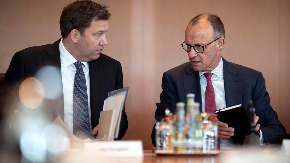 Koalition zieht Bilanz – Opposition teilt scharf aus