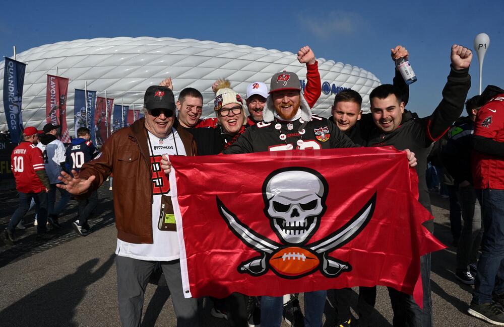 Fans der Tampa Bay Buccaneers feiern in München