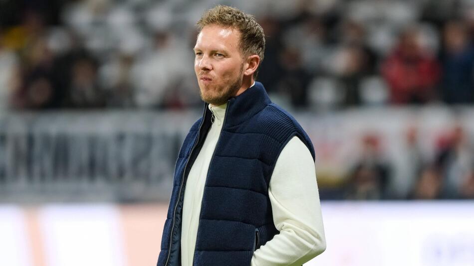 Der deutsche Bundestrainer Julian Nagelsmann steht an der Seitenlinie im Spiel gegen die Niederlande