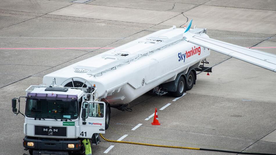 Tanker Loses Kerosene at Düsseldorf Airport