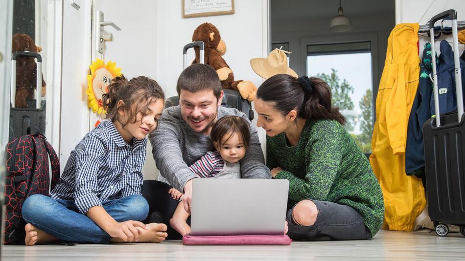 Eine Familie plant einen Urlaub