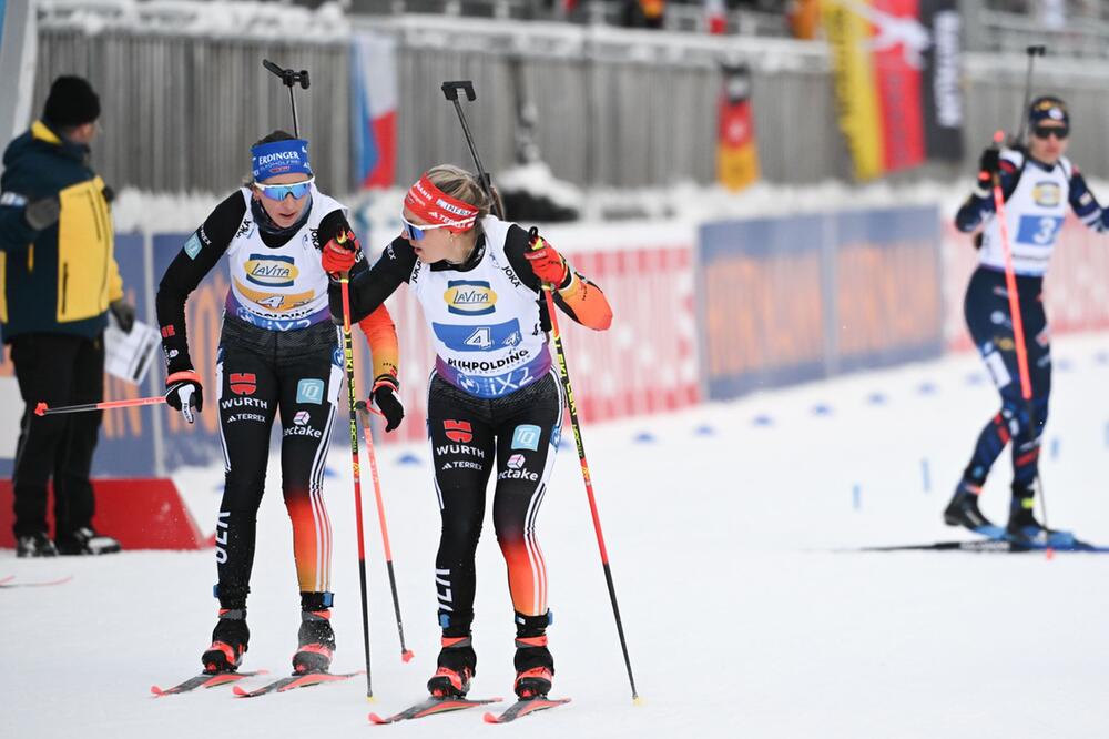 Franziska Preuß übergibt im Staffelrennen in Ruhpolding an Schlussläuferin Hanna Kebinger