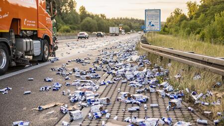 Lkw verliert Hunderte Energydrink-Dosen auf der A8