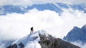 Bergsteiger am Jubiläumsgrat unweit des Gipfels der Zugspitze
