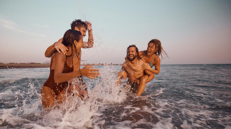 Vier Freunde im Wasser