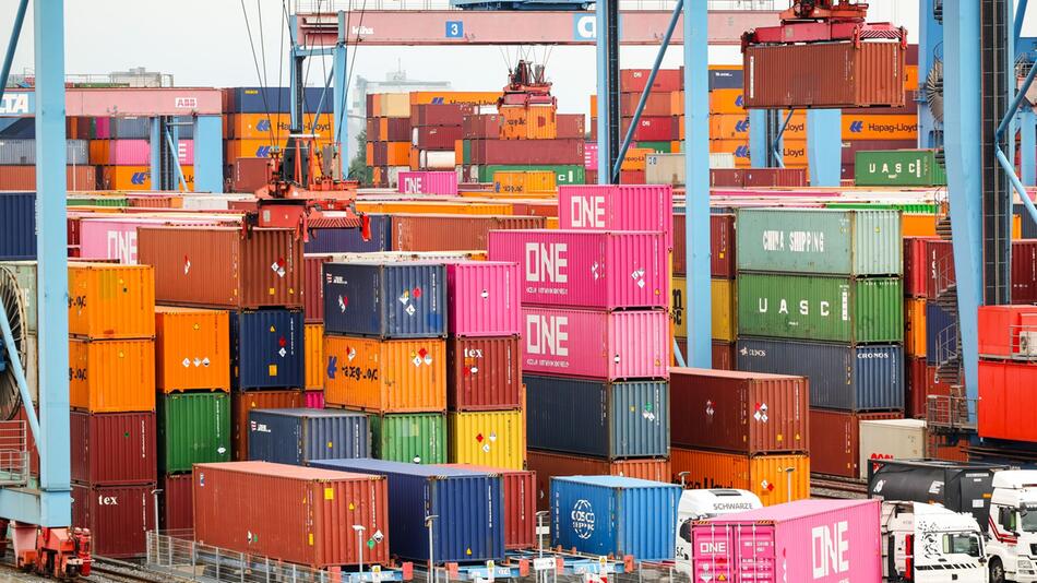 German Exports Increase in August, Imports Decline