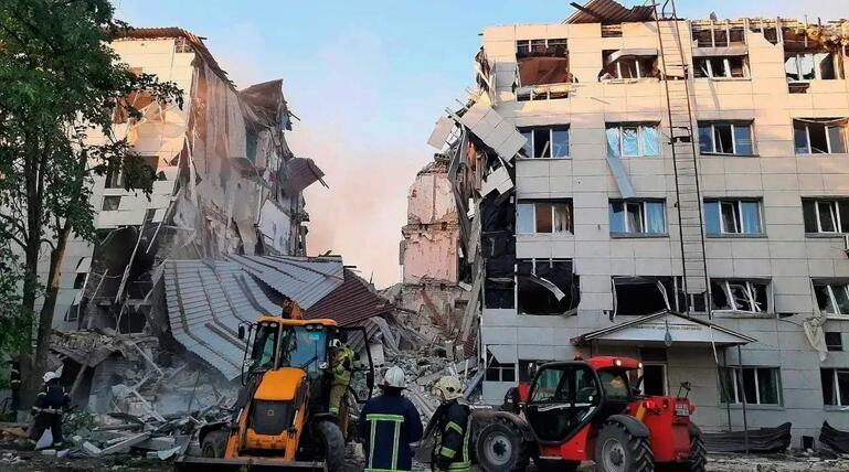 Ein von Drohnen beschädigtes Gebäude in Starobilsk.