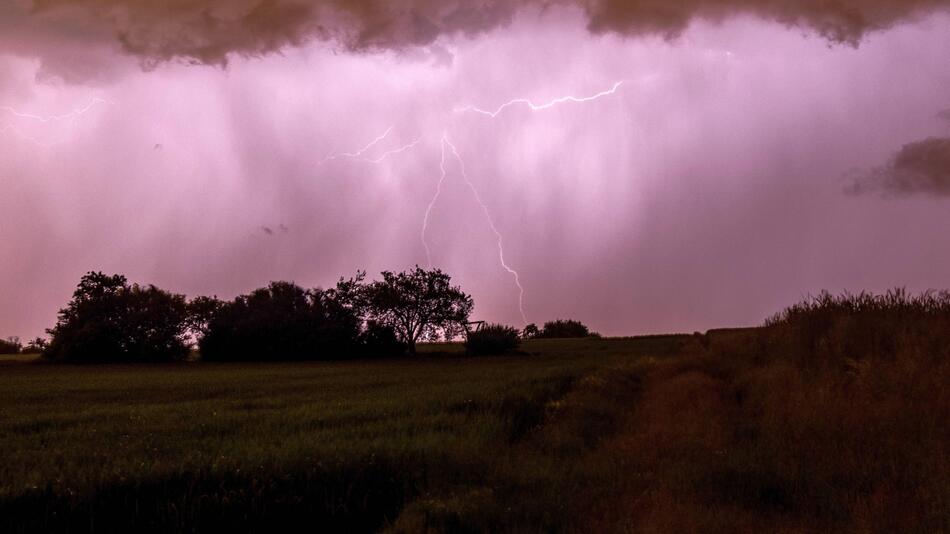 Extreme Hitze bleibt – teils heftige Unwetter erwartet