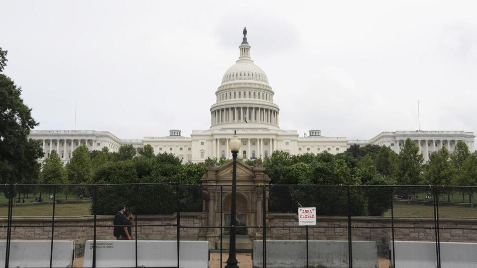 Zäune und Betonbarrieren sichern den Capitol Hill