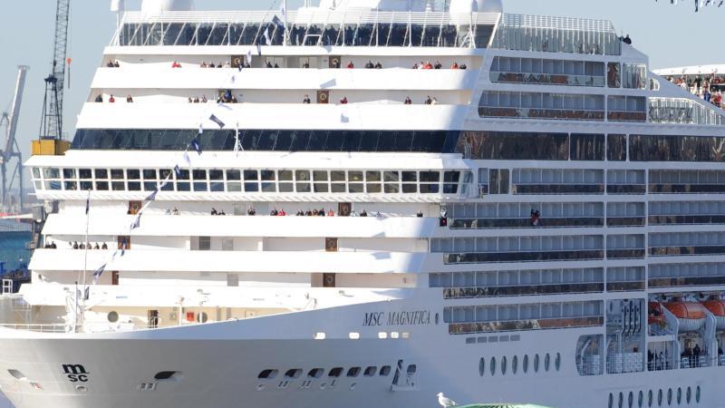 Kreuzfahrtschiff auf dem Wasser