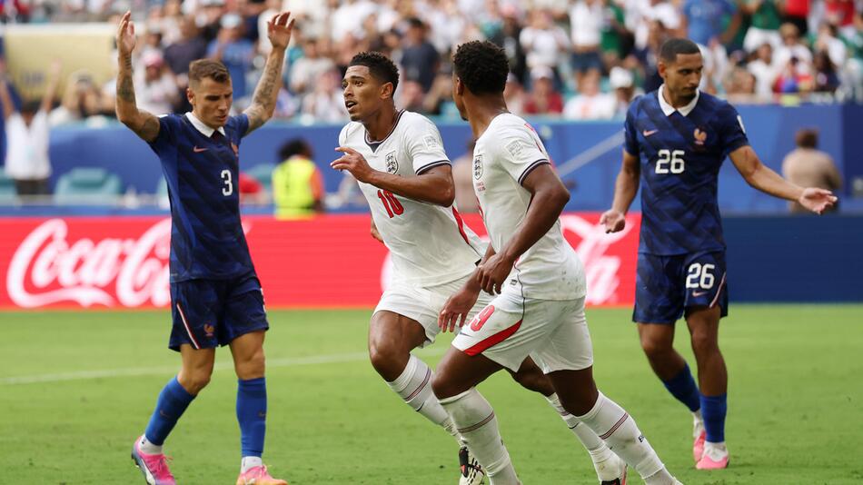 England besiegt Frankreich in wildem Zehn-Tore-Spektakel