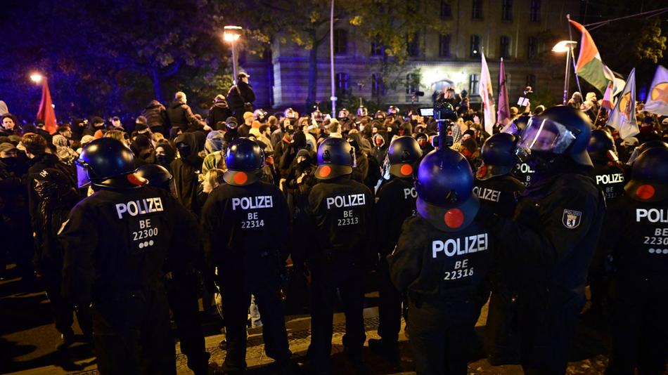 Berlin, Hamburg, Frankfurt - nicht überall bleiben die Jugendproteste friedlich