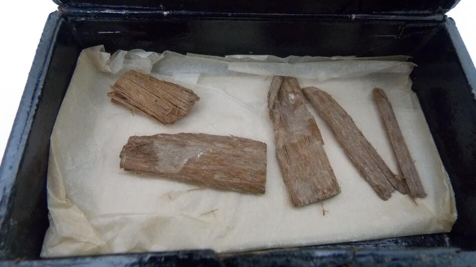 5000 Jahre altes Holzstück aus Pyramide gefunden