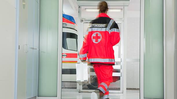 Eine Rettungssanitäterin läuft im Gang.