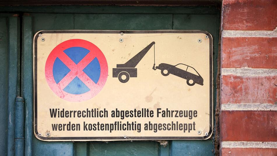 Hinweisschild zum Abschleppen