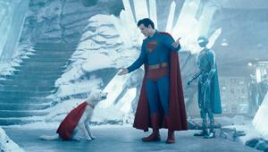 Szene aus dem "Superman"-Reboot von James Gunn: Superman spricht mit Hund Krypto.