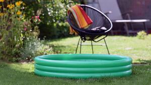 Ein Planschbecken steht in einem Garten