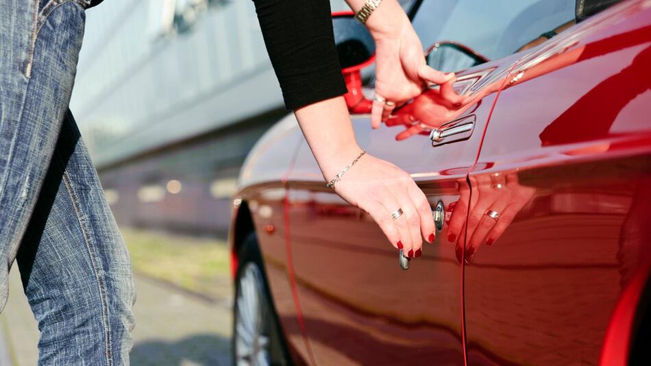 Sonnencreme auftragen und ins Auto steigen – das kann teuer werden