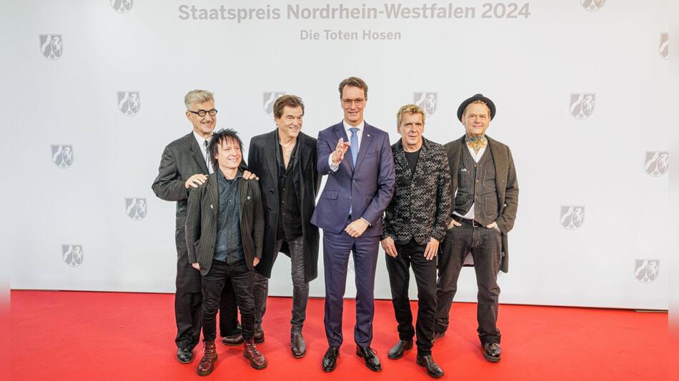 Die Toten Hosen mit Nordrhein-Westfalens Ministerpräsident Hendrik Wüst.