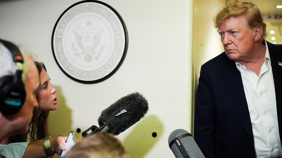 Mit Gewehr und obszönem Shirt: Trumps neue Sprecherin irritiert