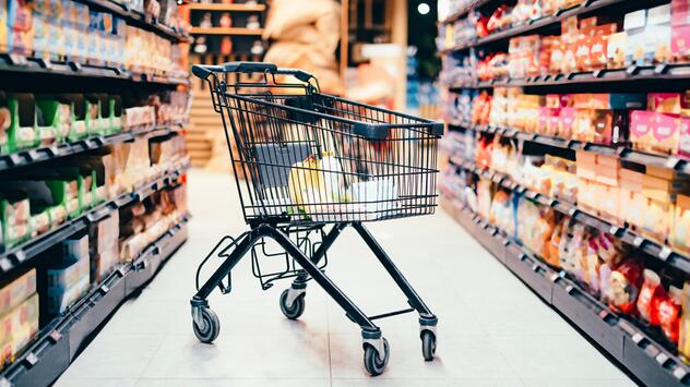 Verlassener Einkaufswagen im Supermarkt