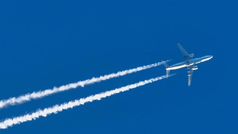 Flugzeug am Himmel