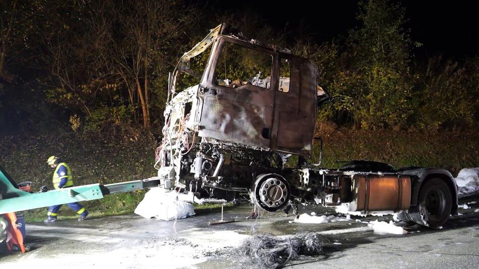 Brennender Lastwagen verursacht langen Stau