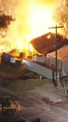 „Wie eine Bombe”: Haus in L.A. fliegt bei kontrolliertem Brand erneut in die Luft