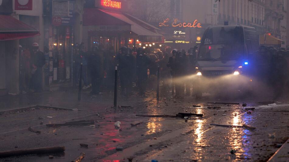 Hunderttausende auf Frankreichs Straßen - Tränengas und Festnahmen
