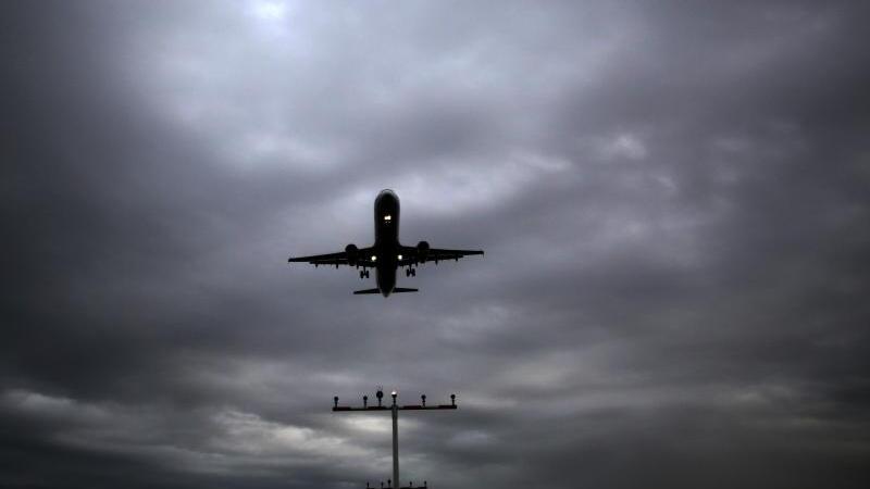 Ein Flugzeug beim Landen