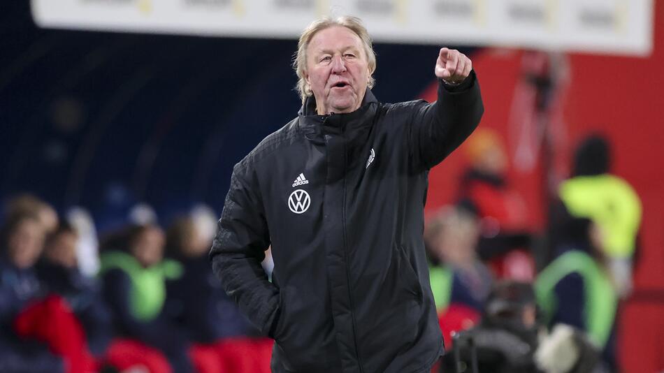 Horst Hrubesch als Frauen-Bundestrainer in der Partie der Nations League gegen Dänemark