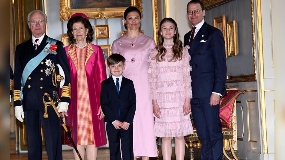 Die schwedische Königsfamilie auf einem offiziellen Porträt zum Nationalfeiertag 2024.