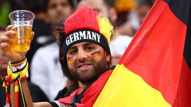 Ein Bier beim Fußball
