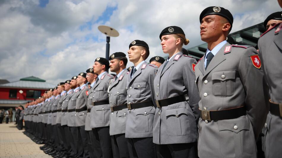Bundeswehr verschickt Hunderttausende Fragebögen – Ergebnis enttäuscht