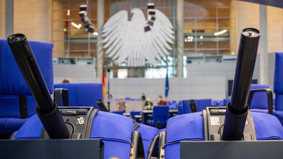 Im Deutschen Bundestag liegen am 15. Oktober 2021 wegen Umbaus umgedrehte Stühle