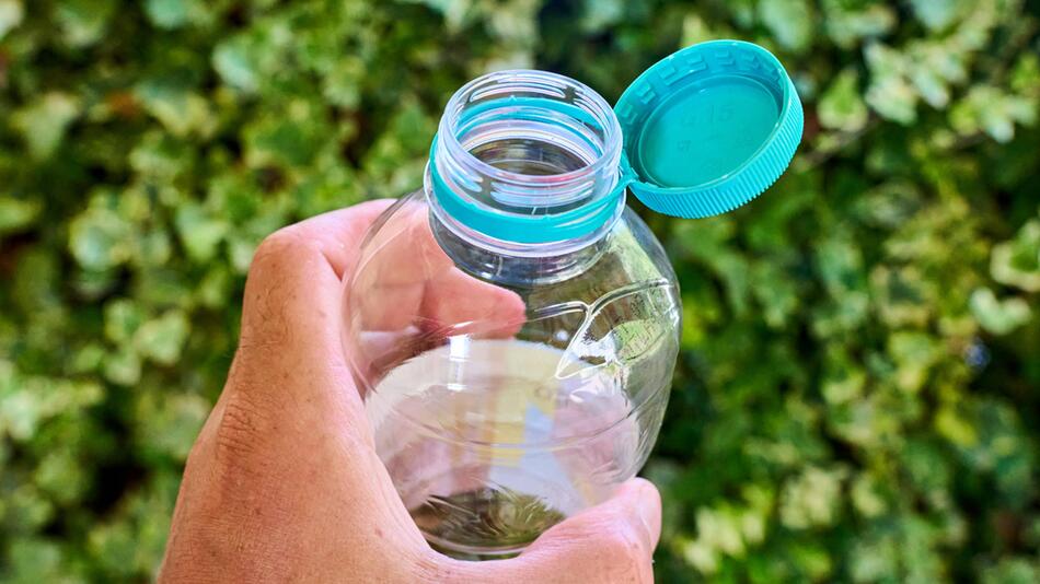 Plastikflasche mit festangebundenem Deckel