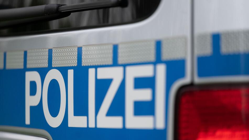 Frau auf A5 von Lastwagen erfasst - Vollsperrung