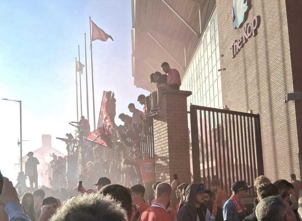 Liverpool-Fans an der Fantribüne "The Kop" am Tag, an dem ihr Klub Meister wurde.