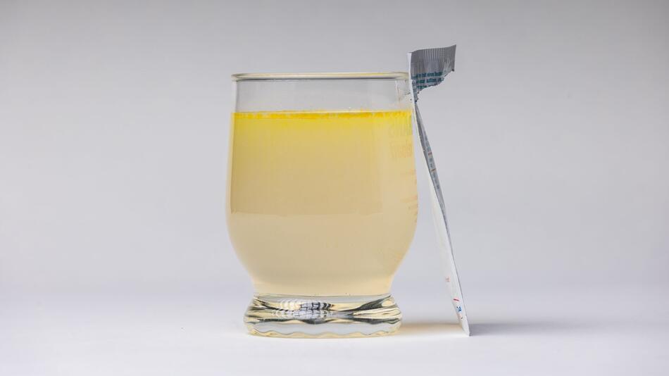 Elektrolytlösung in einem Wasserglas