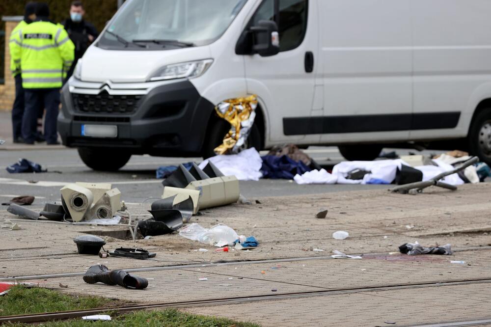 Auto fährt in Leipzig in Menschengruppe