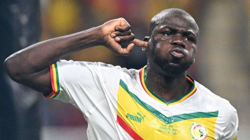 Senegals Kapitän Kalidou Koulibaly trifft gegen Ecuador ins Tor
