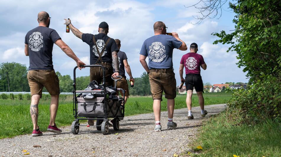 Männer mit Bollerwagen