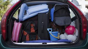 Urlaubsgepäck stapelt sich im Kofferraum eines Autos