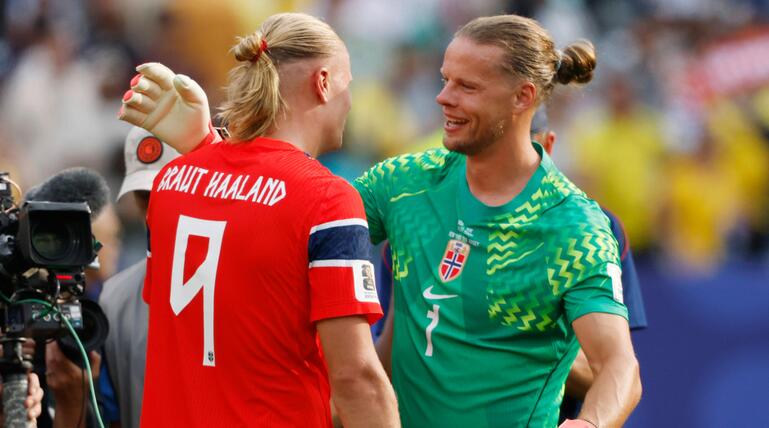 Norwegens Stürmer-Star Erling Haaland (l.) und Torwart Orjan Nyland.