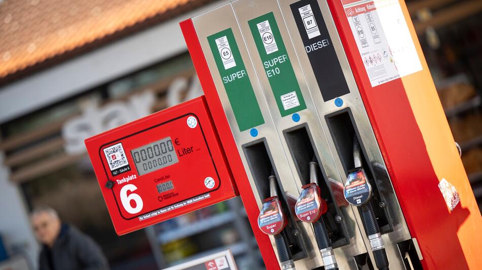 Tausende Tankstellen verstoßen gegen 12-Uhr-Regel