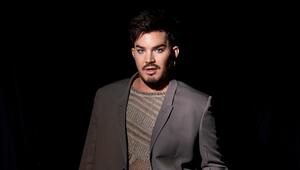 Adam Lambert fordert Männer auf, ihre Gefühle zu zeigen.