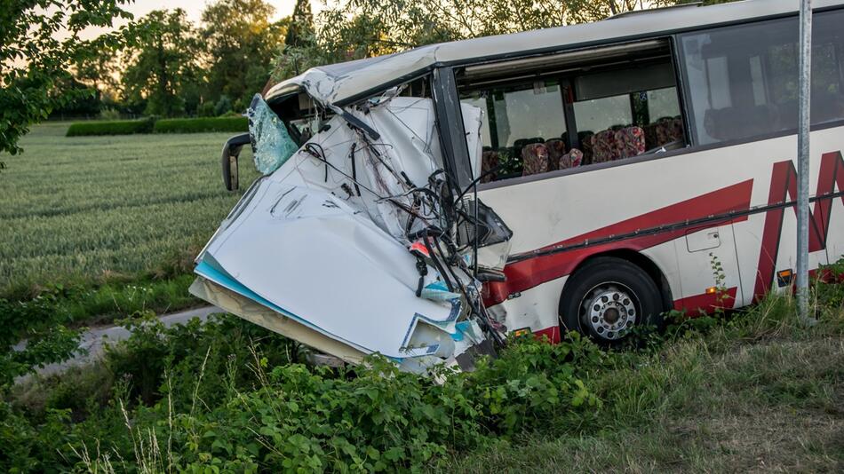 Busunfall in Schleswig-Holstein: Viele Kinder verletzt