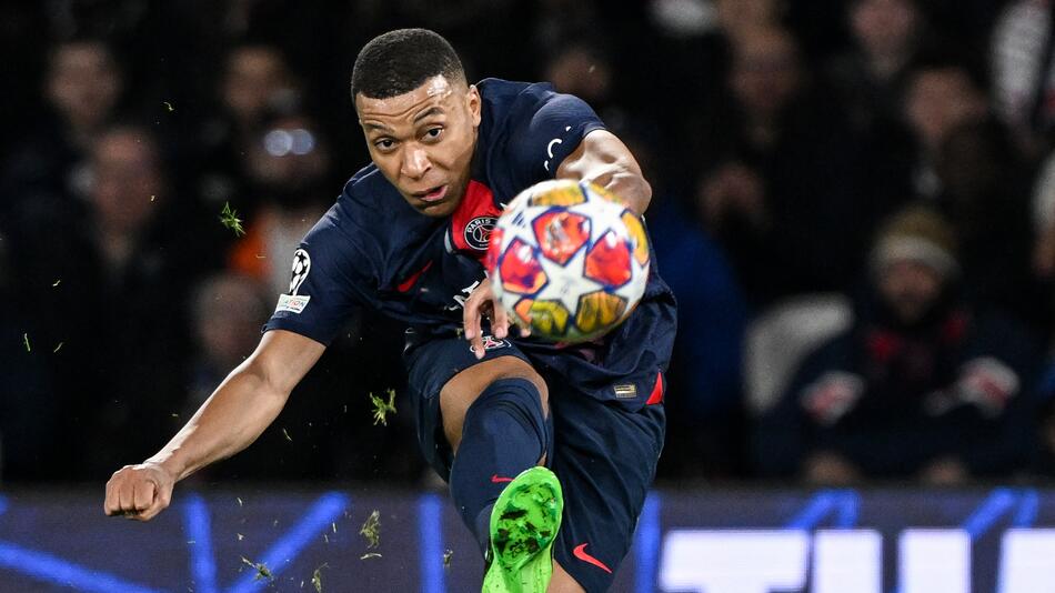 Paris' Torjäger Kylian Mbappe schießt den Ball im Duell mit Real Sociedad San Sebastian
