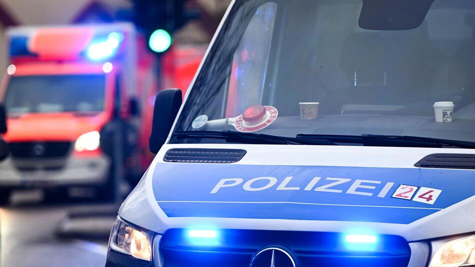 Polizei und Krankenwagen